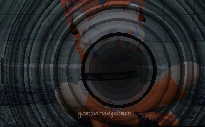 一位老人站在天安门广场前